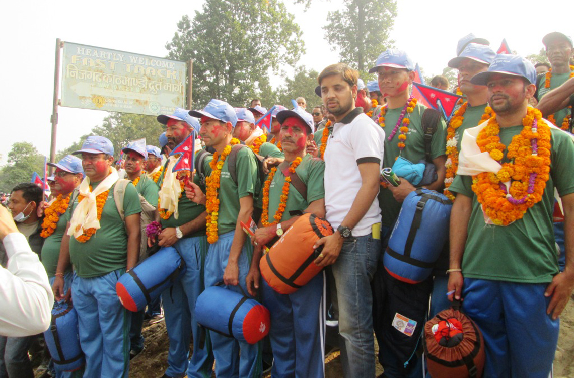 फास्ट ट्राक र विमानस्थल निर्माण गराउन काठमाडौंसम्म पैदल यात्रा